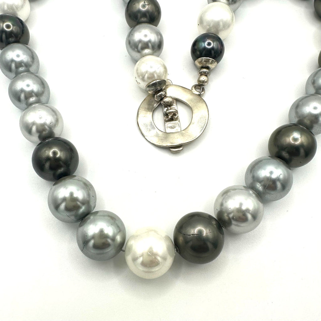 19” strand tri tone white silver black 13.5mm glass faux pearls necklace 131g