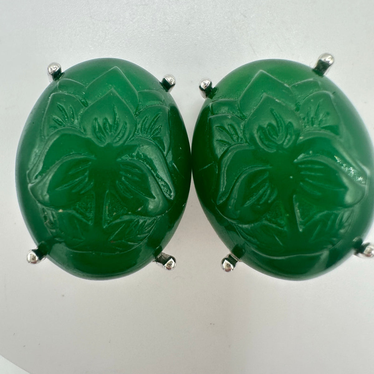 Shakira Caine vintage silver tone emerald green lucite cabochon clip on earrings