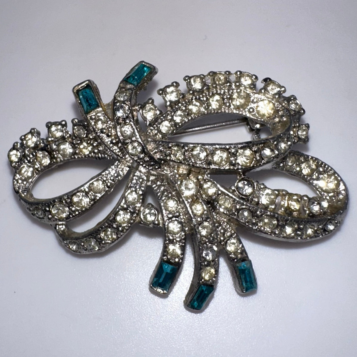 Vintage 1940 silver tone rhodium plated clear blue rhinestones bow brooch