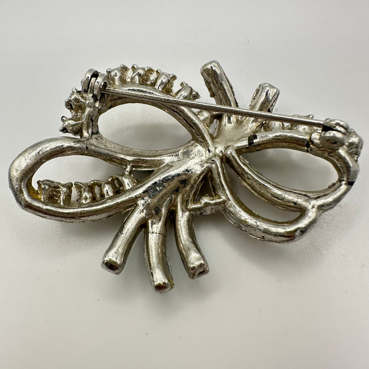 Vintage 1940 silver tone rhodium plated clear blue rhinestones bow brooch