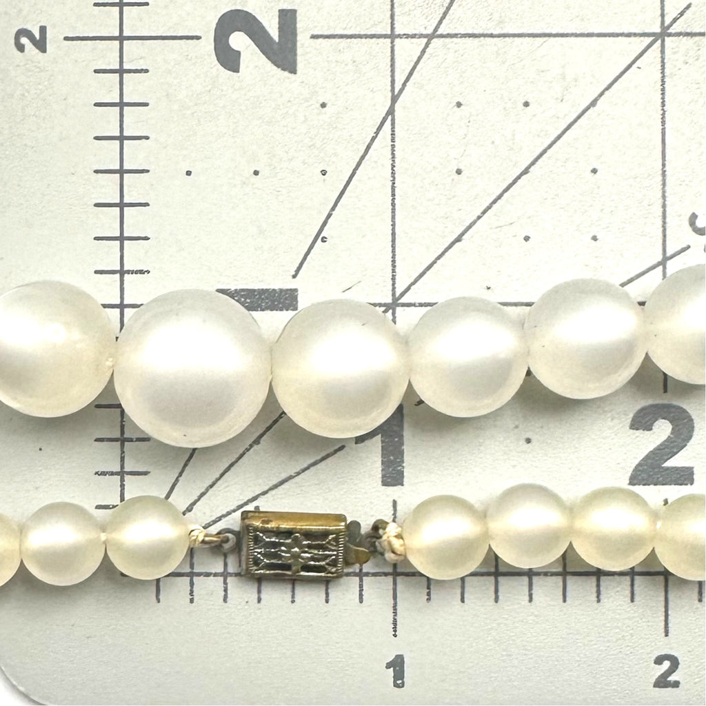 Vintage 1940s pearly white moonglow lucite beads beaded graduated 15" necklace