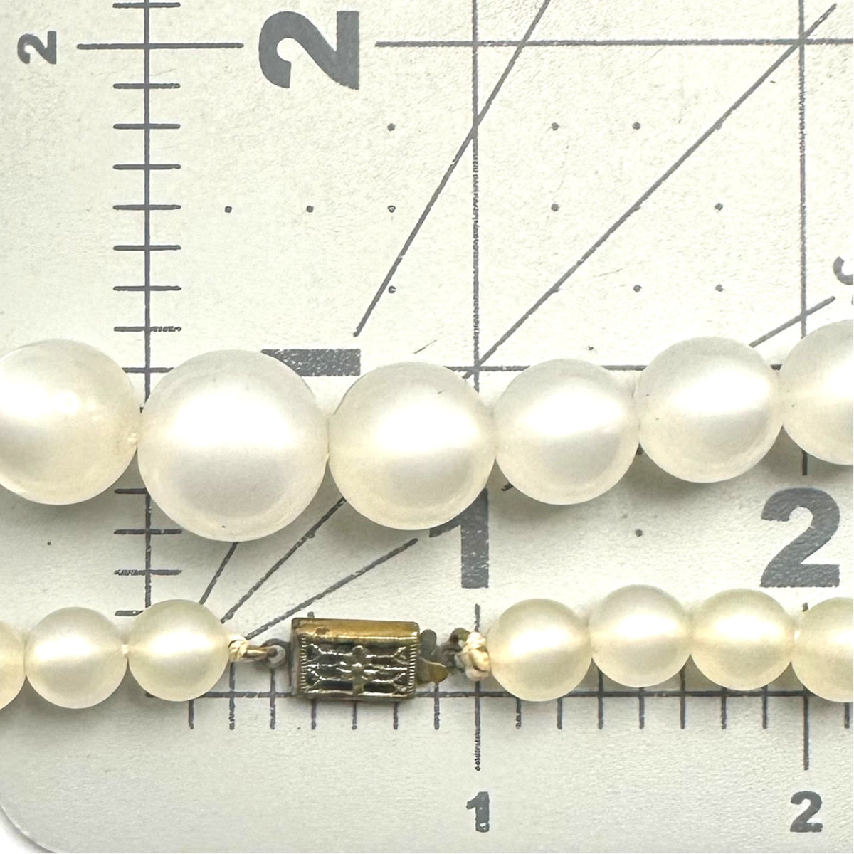 Vintage 1940s pearly white moonglow lucite beads beaded graduated 15" necklace