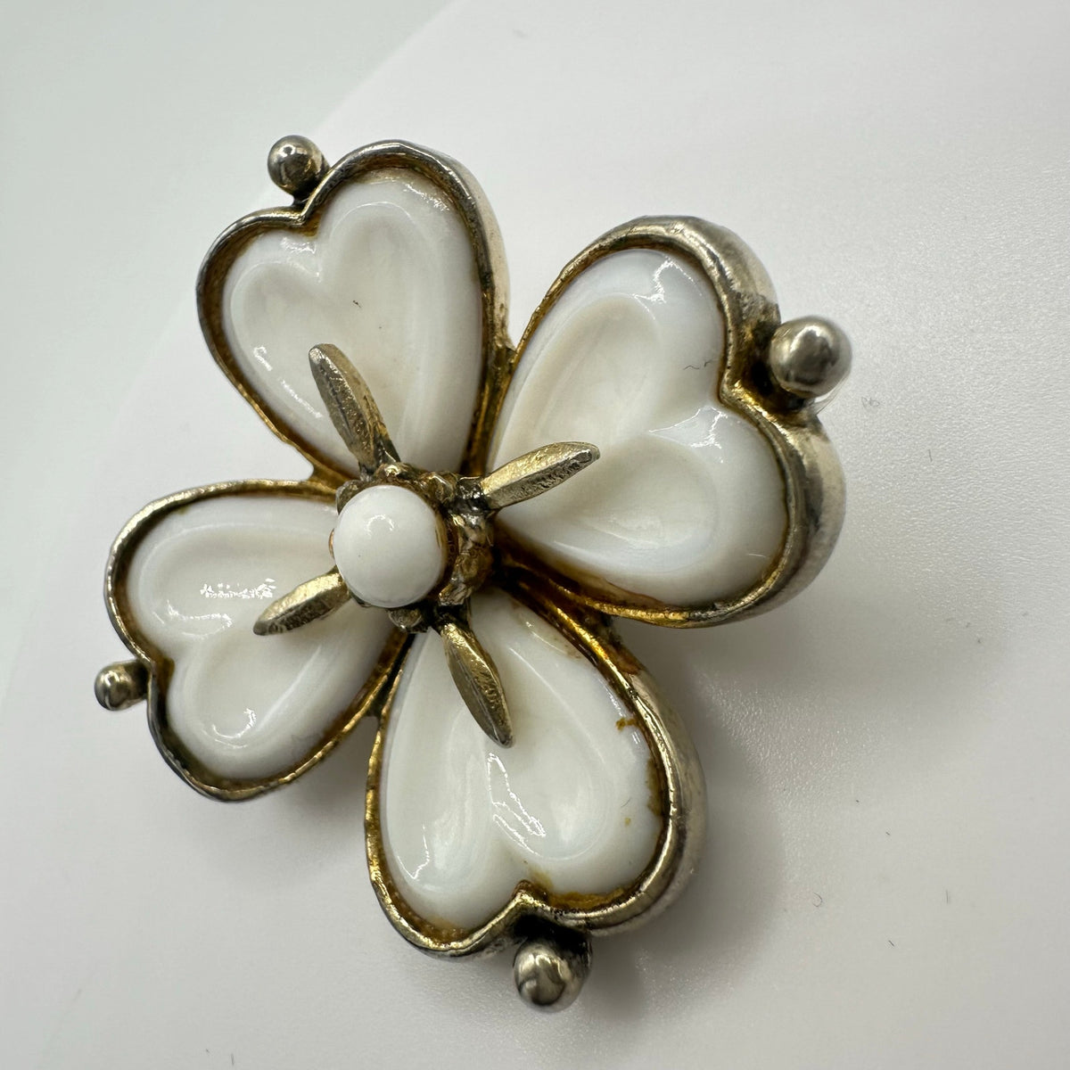 Coro vintage gold tone true gripoix poured white milk glass 4 leaf clover brooch