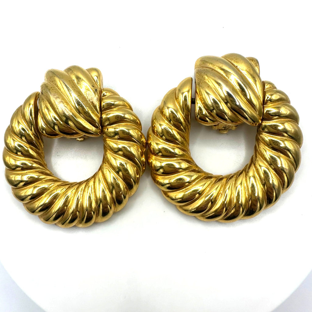 Vintage 1980s 1990s gold tone scalloped door knocker statement clip on earrings
