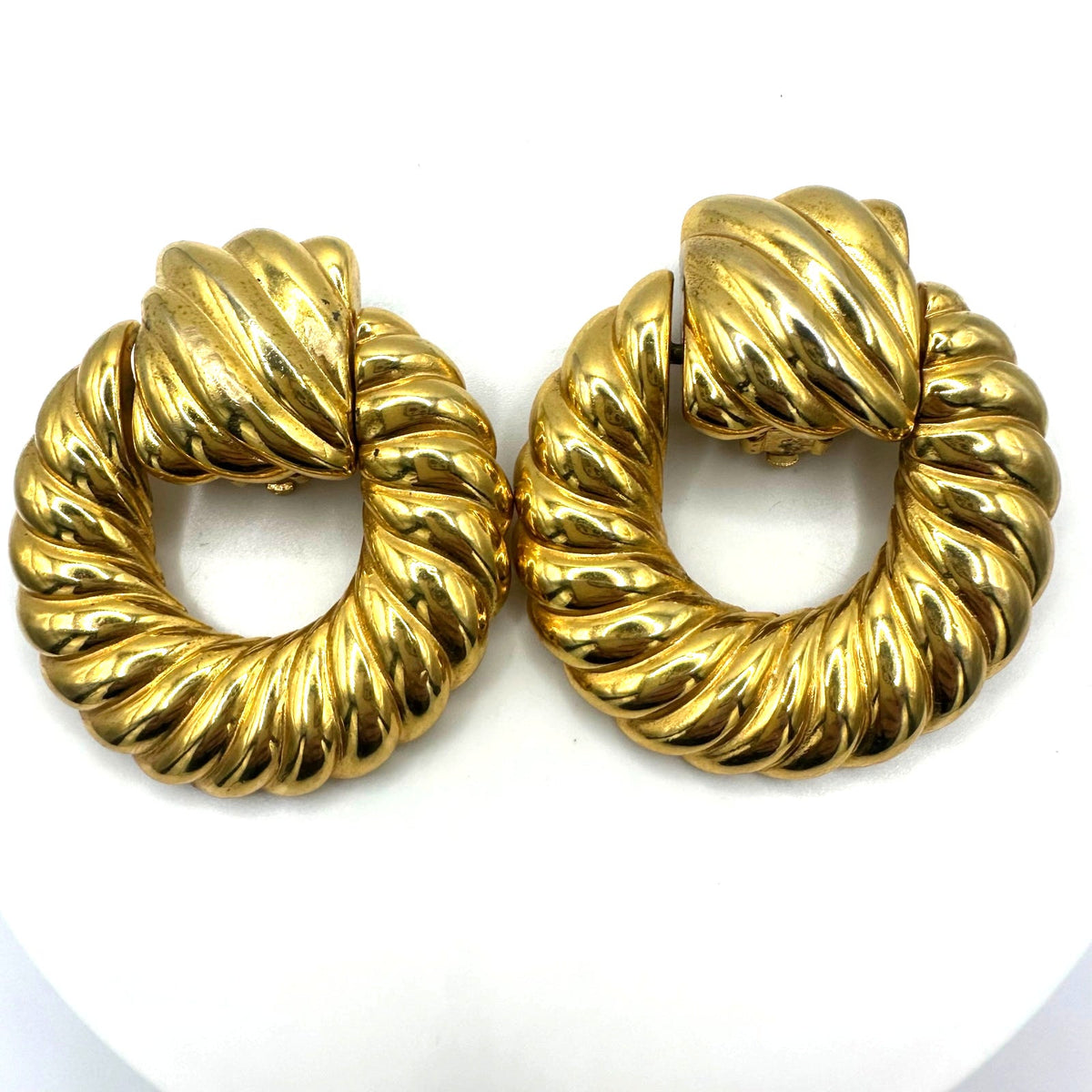 Vintage 1980s 1990s gold tone scalloped door knocker statement clip on earrings
