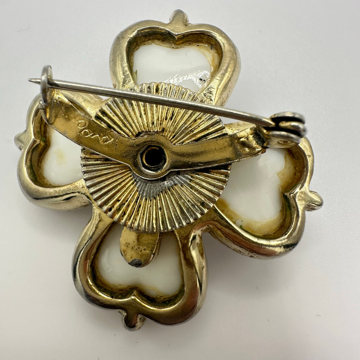 Coro vintage gold tone true gripoix poured white milk glass 4 leaf clover brooch