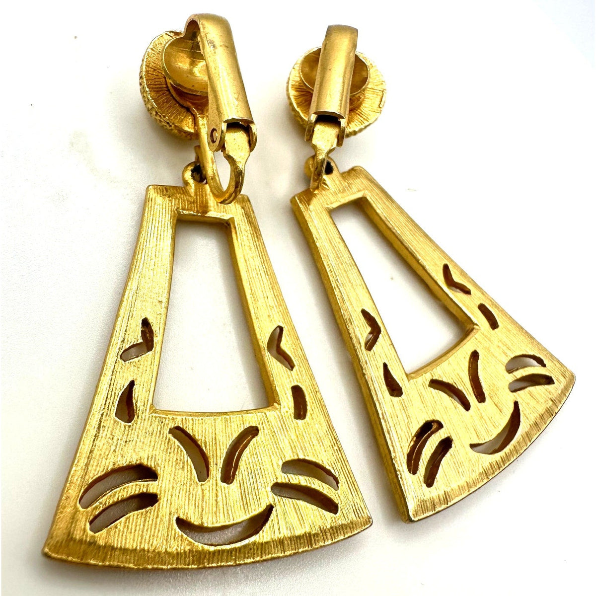 Vintage 1980s 1990s gold tone dangle drop geometric statement clip on earrings
