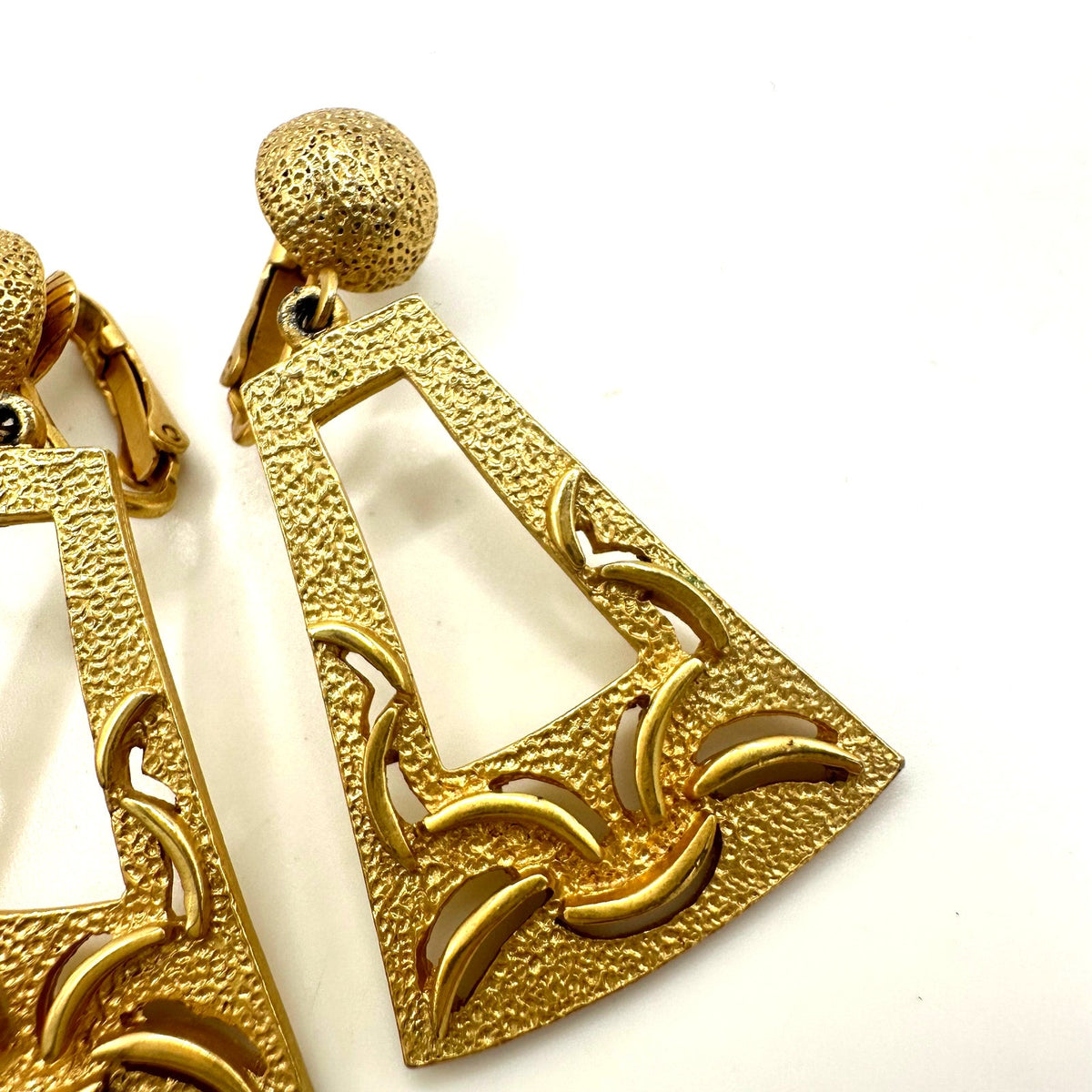 Vintage 1980s 1990s gold tone dangle drop geometric statement clip on earrings