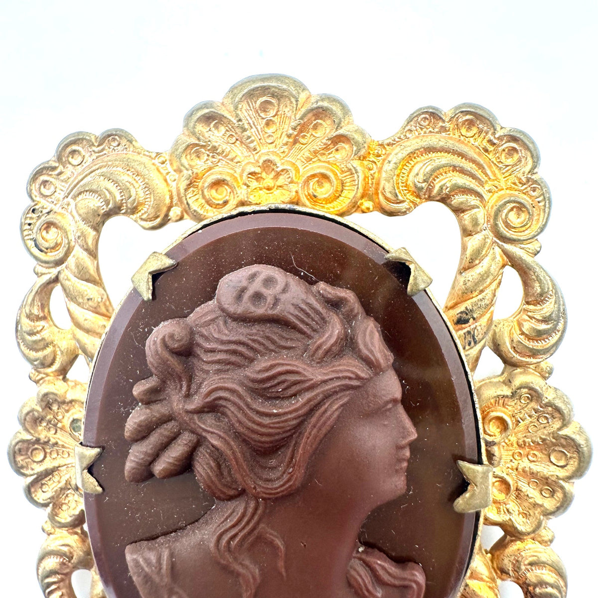 Antique vintage 1930s 1940s molded brown glass cameo gold tone brass brooch