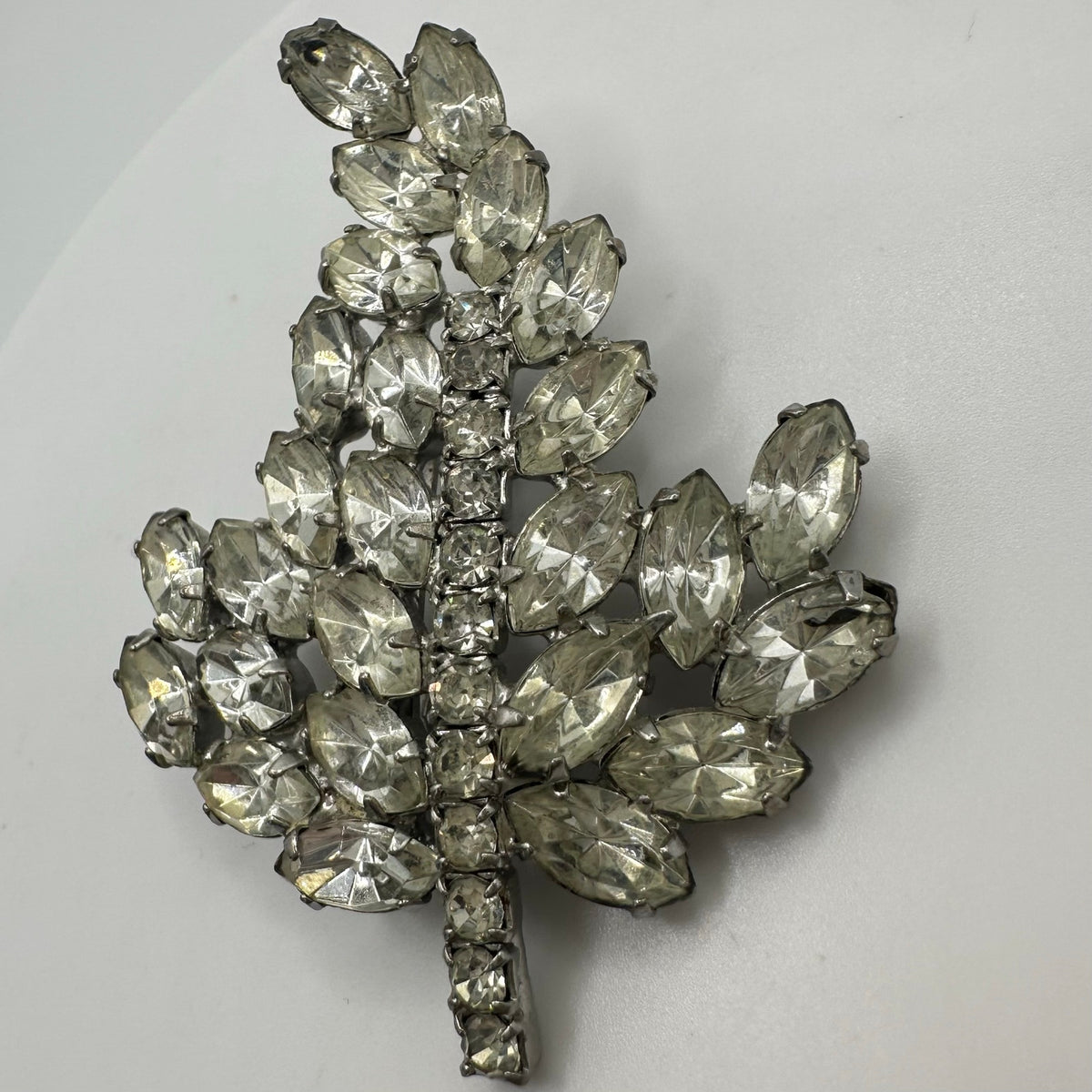 1940s 1950s vintage silver tone rhodium clear glass rhinestones leaf brooch