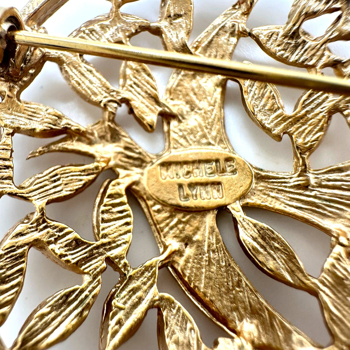 Michele Lynn signed vintage gold tone dove bird leaves round circular brooch