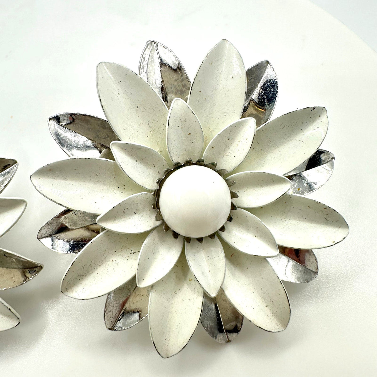 Sarah Coventry vintage silver tone white enamel flowers floral clip on earrings