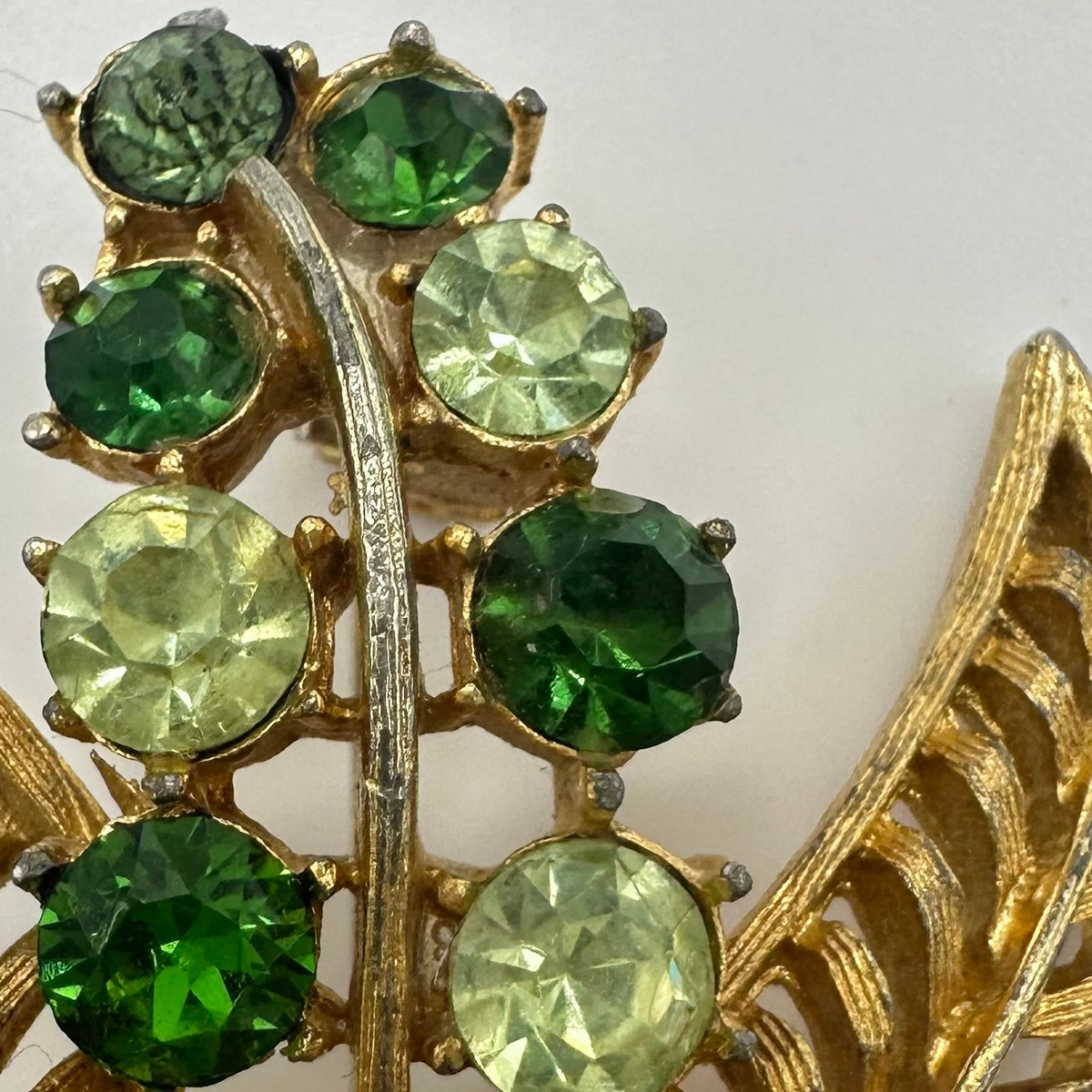 Coro vintage 1950s gold tone fern light green rhinestones leaf leaves brooch