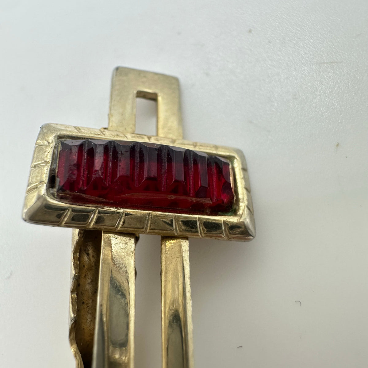 Vintage midcentury gold tone red molded glass baguettes rhinestone tie bar clip