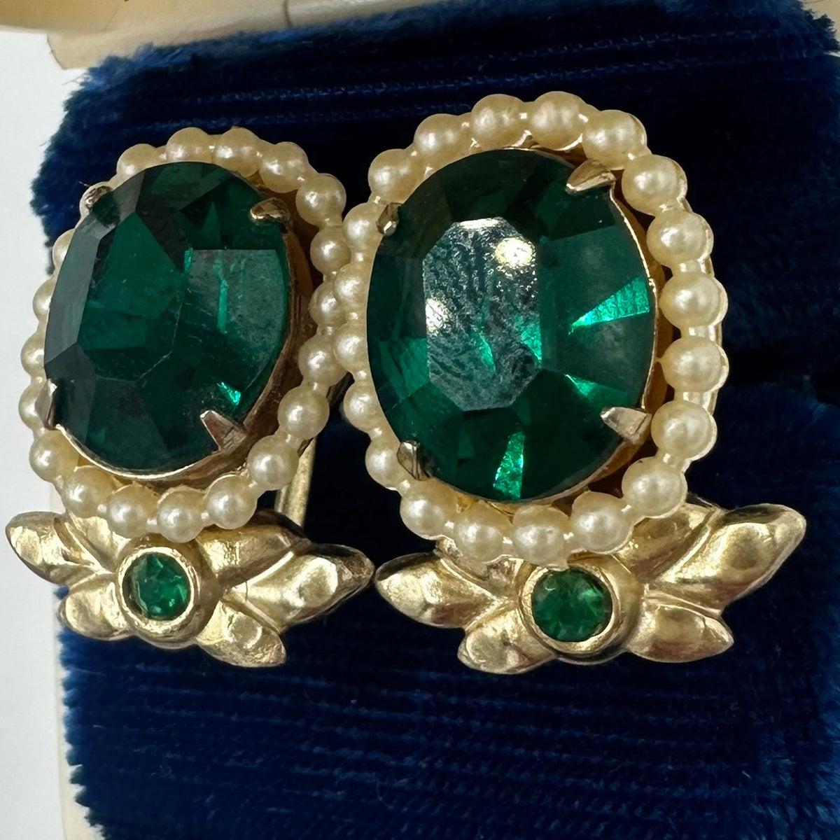 Coro vintage gold tone emerald green rhinestones faux pearls screw back earrings