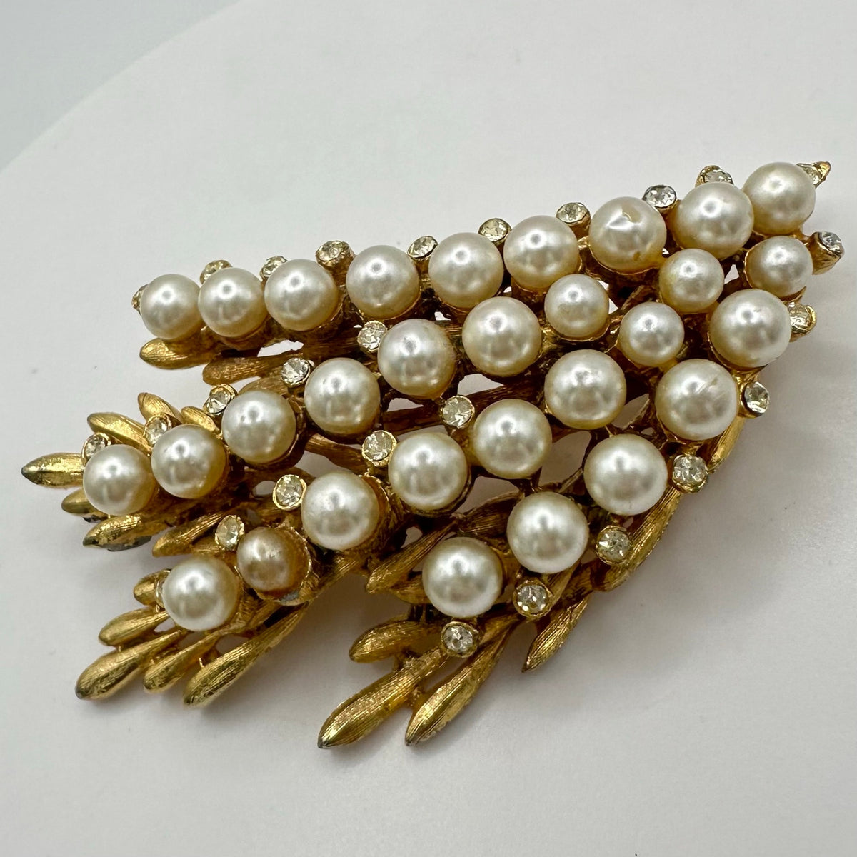 BSK vintage gold tone clear rhinestones faux white pearls beaded leaves brooch