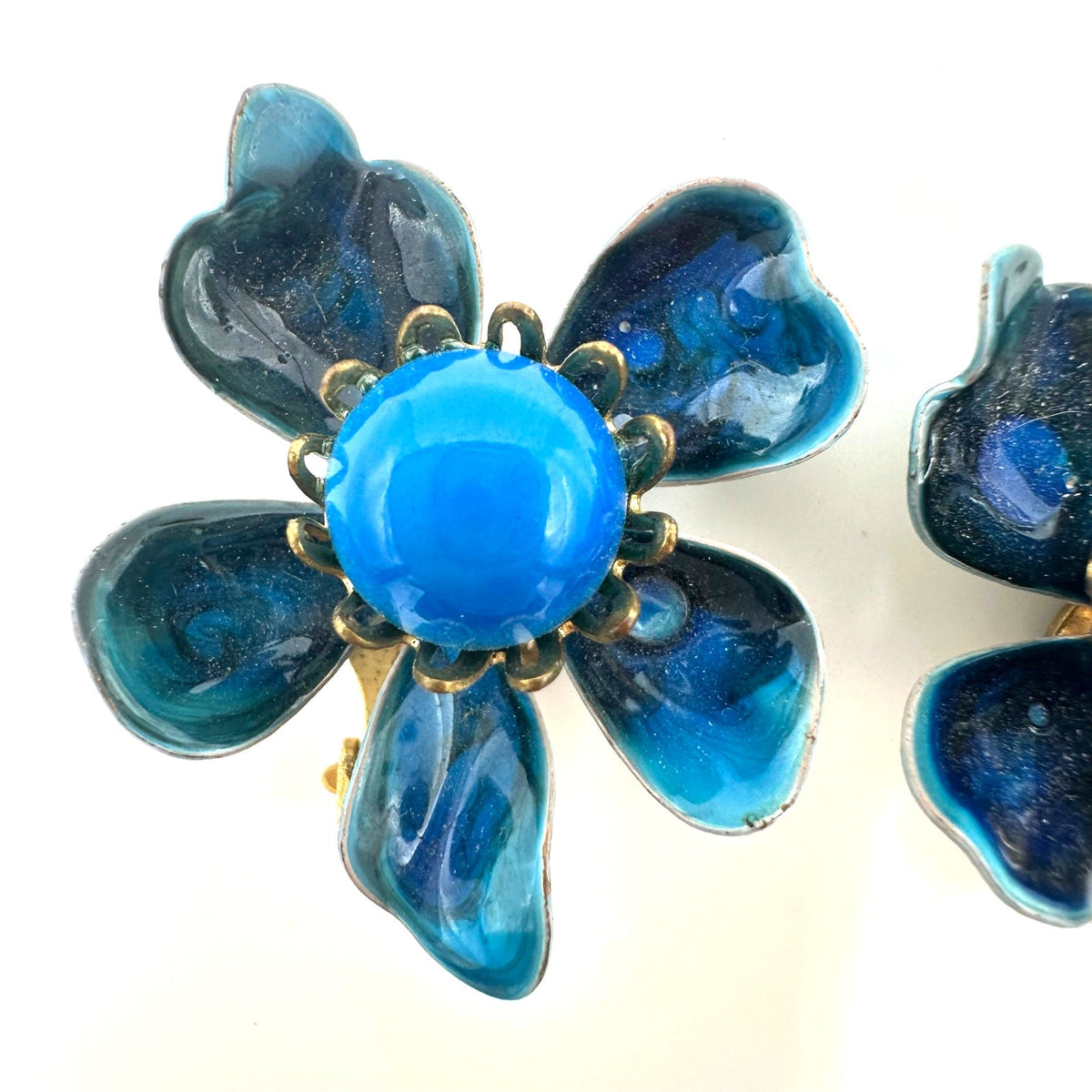 Vintage gold tone swirled blue enamel flowers lucite cabochons clip on earrings