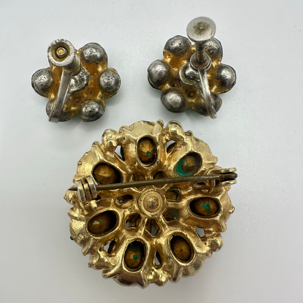 Vintage 1940s gold tone emerald green clear rhinestones brooch screw earrings