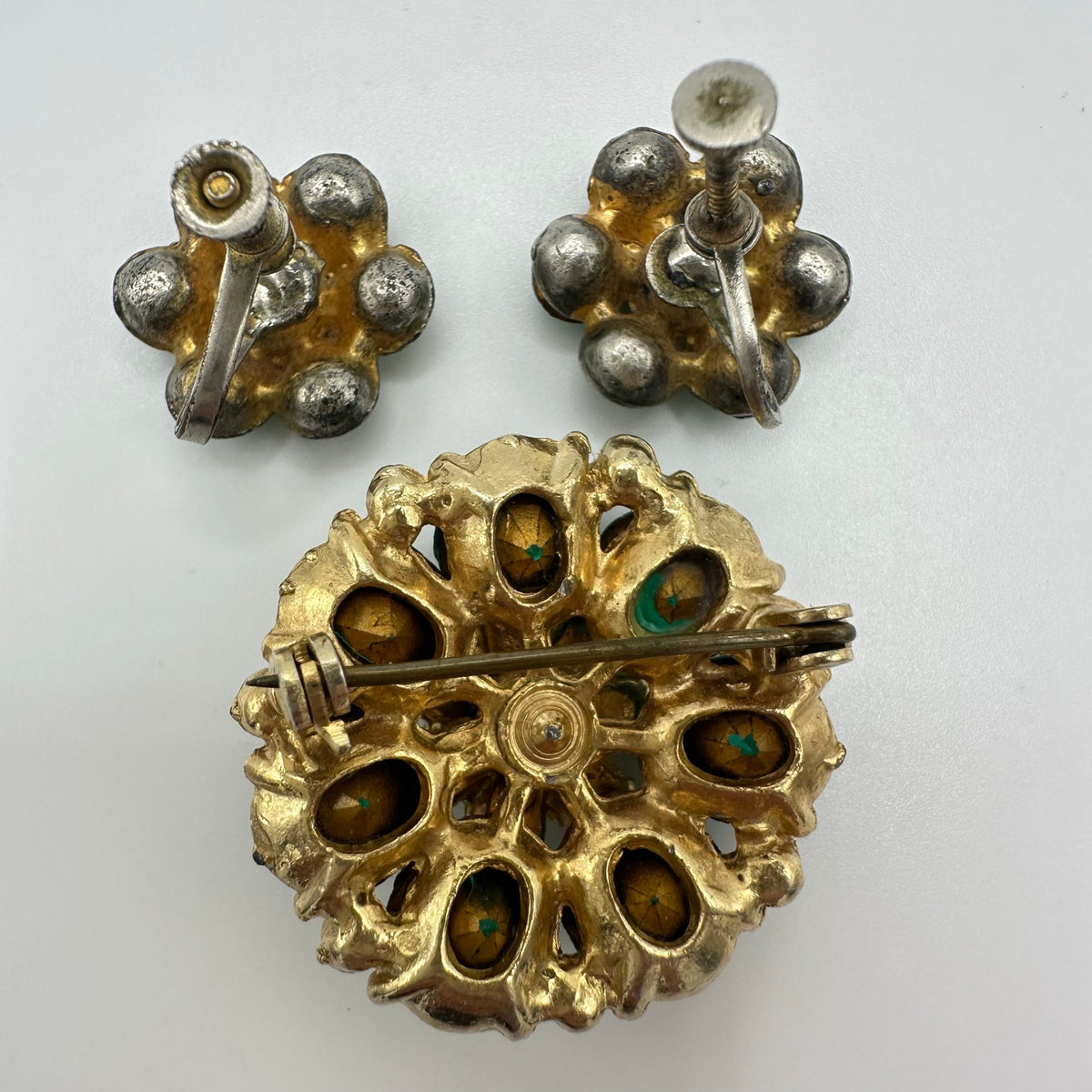 Vintage 1940s gold tone emerald green clear rhinestones brooch screw earrings