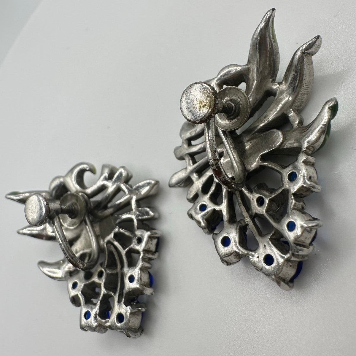 1940s vintage silver tone blue rhinestones green enamel screw back earrings