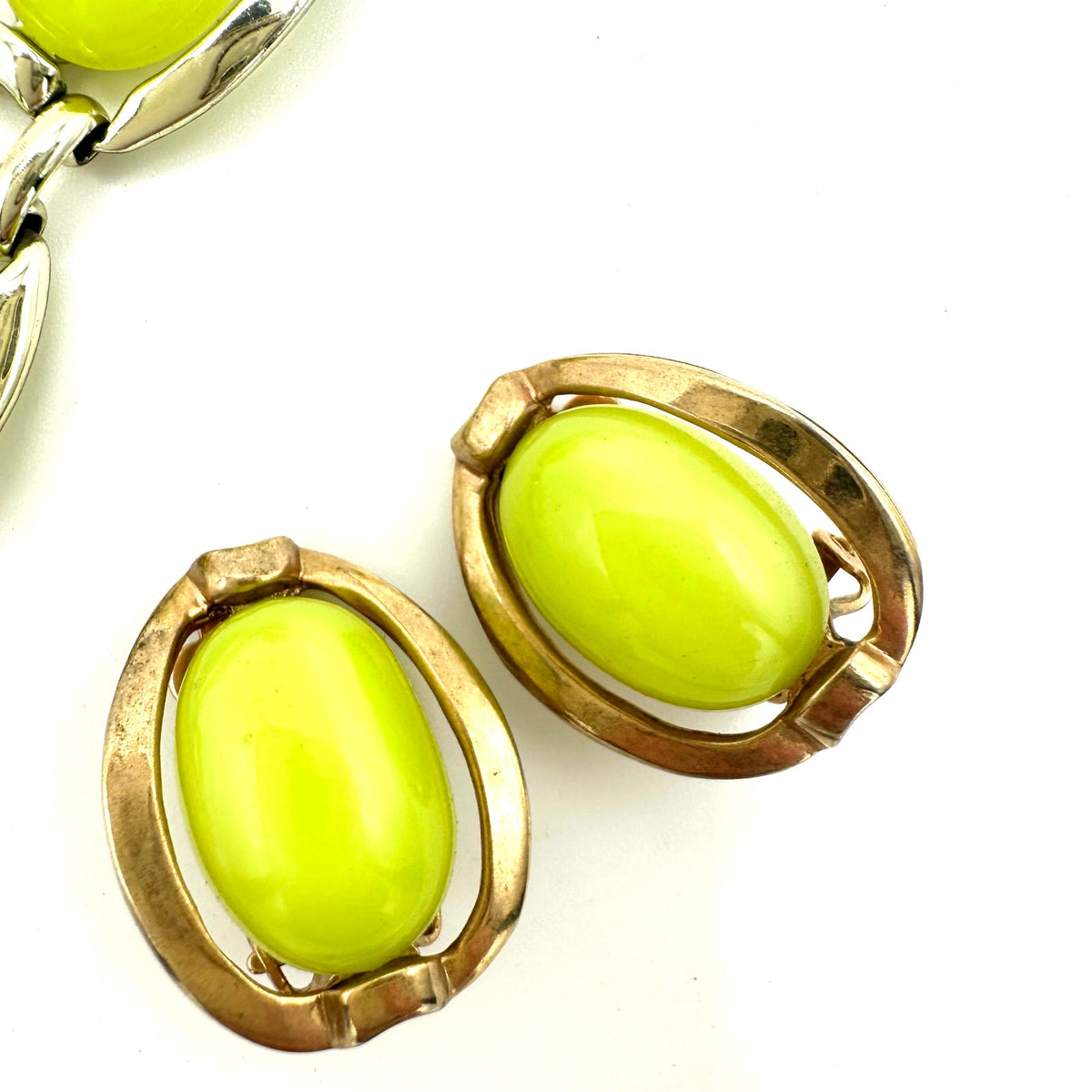 Vintage 1940s gold tone neon yellow moonglow lucite bracelet clip on earrings