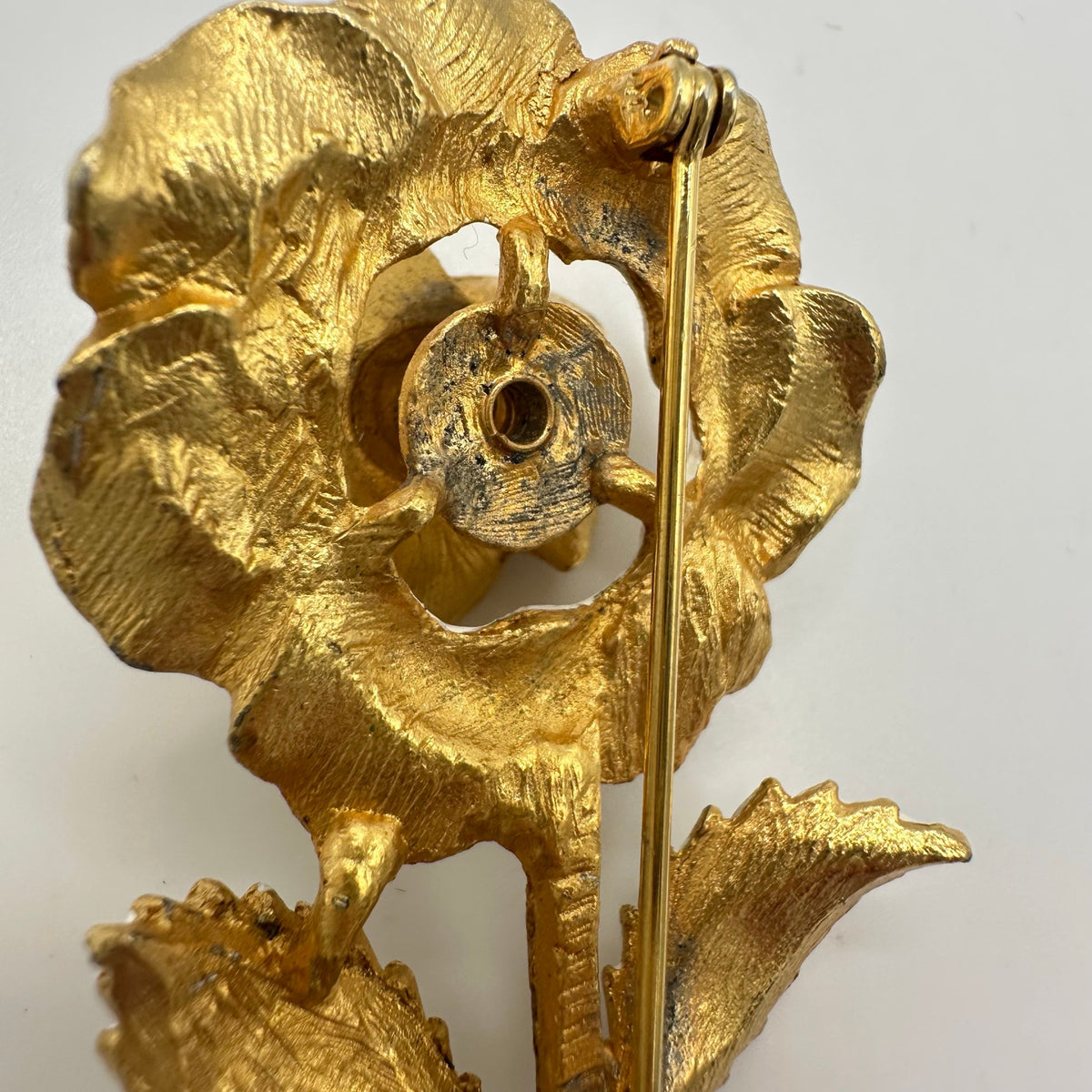 Vintage gold tone white enamel trembler en tremblant rose flower floral brooch