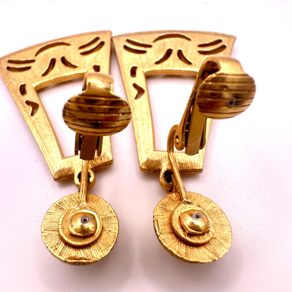 Vintage 1980s 1990s gold tone dangle drop geometric statement clip on earrings