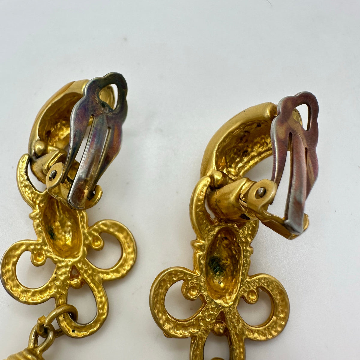 1990s vintage gold tone rope faux pearls dangle high end clip on earrings