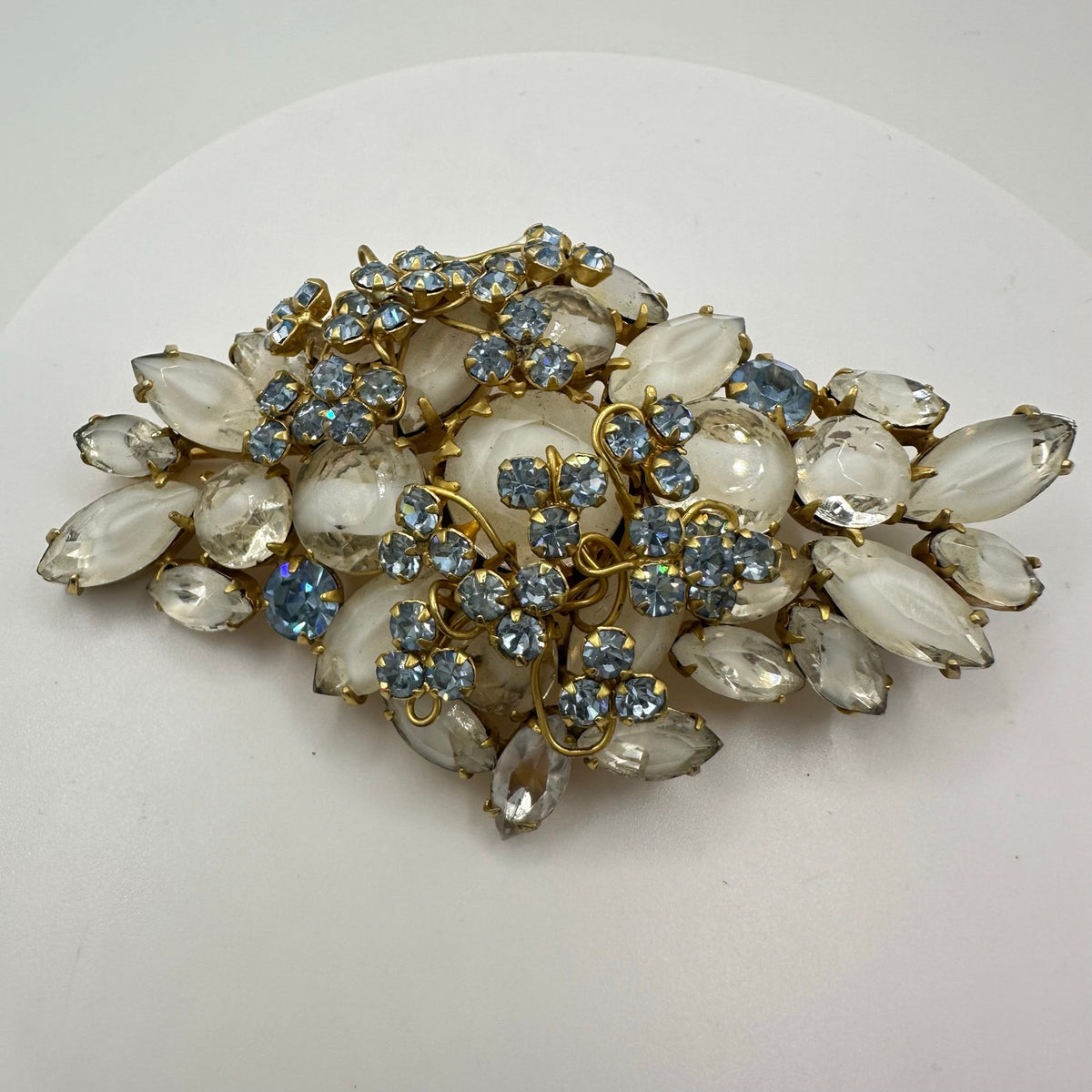 Unsigned 1950s vintage large gold tone blue clear givre glass rhinestones brooch
