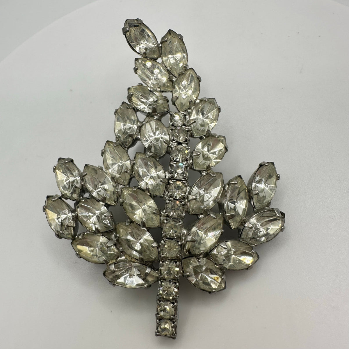 1940s 1950s vintage silver tone rhodium clear glass rhinestones leaf brooch