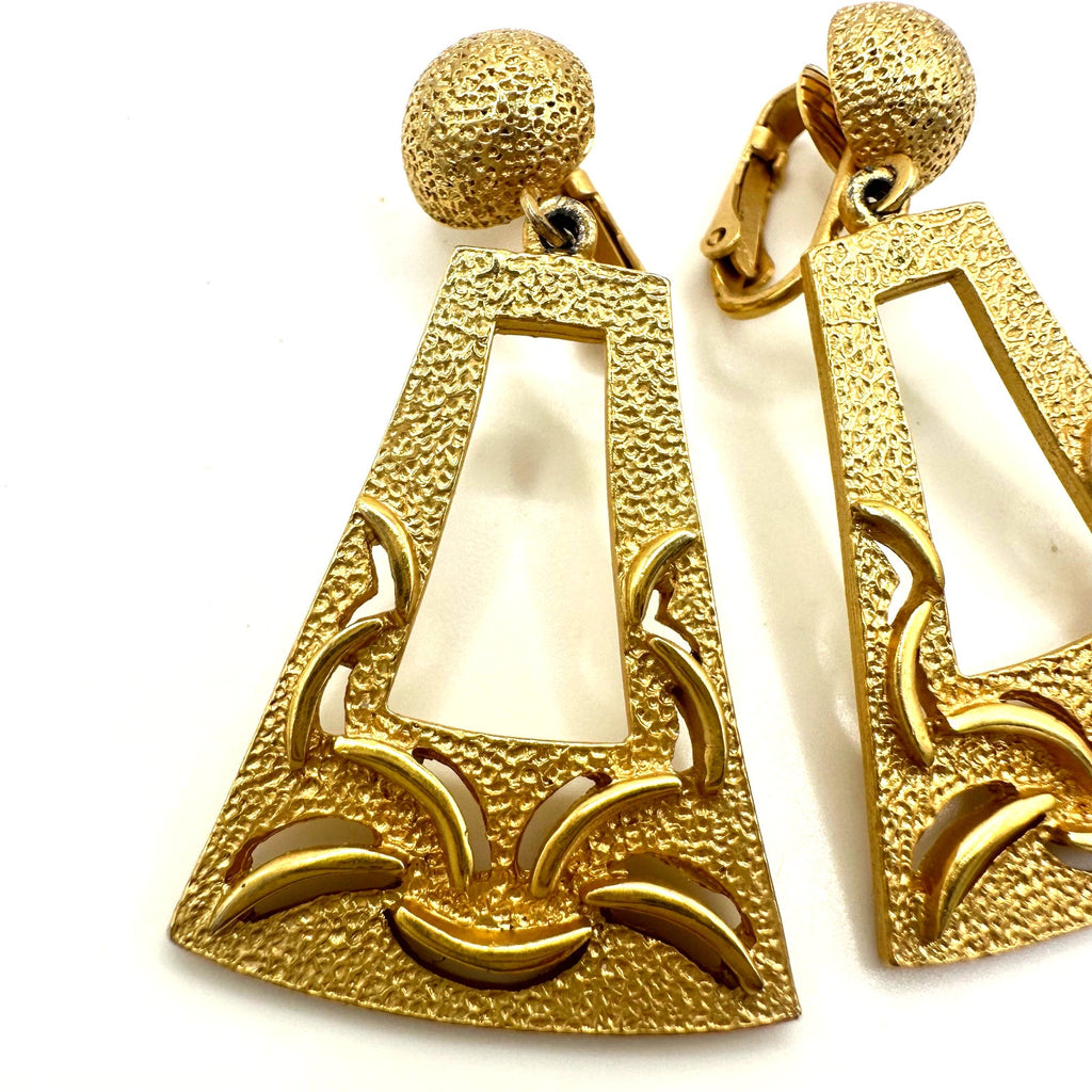 Vintage 1980s 1990s gold tone dangle drop geometric statement clip on earrings
