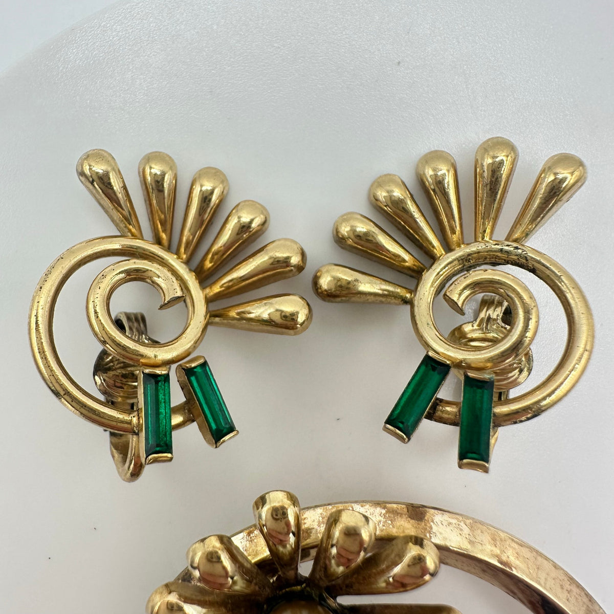 Kreisler vintage 1940s gold plated green rhinestones brooch clip on earrings