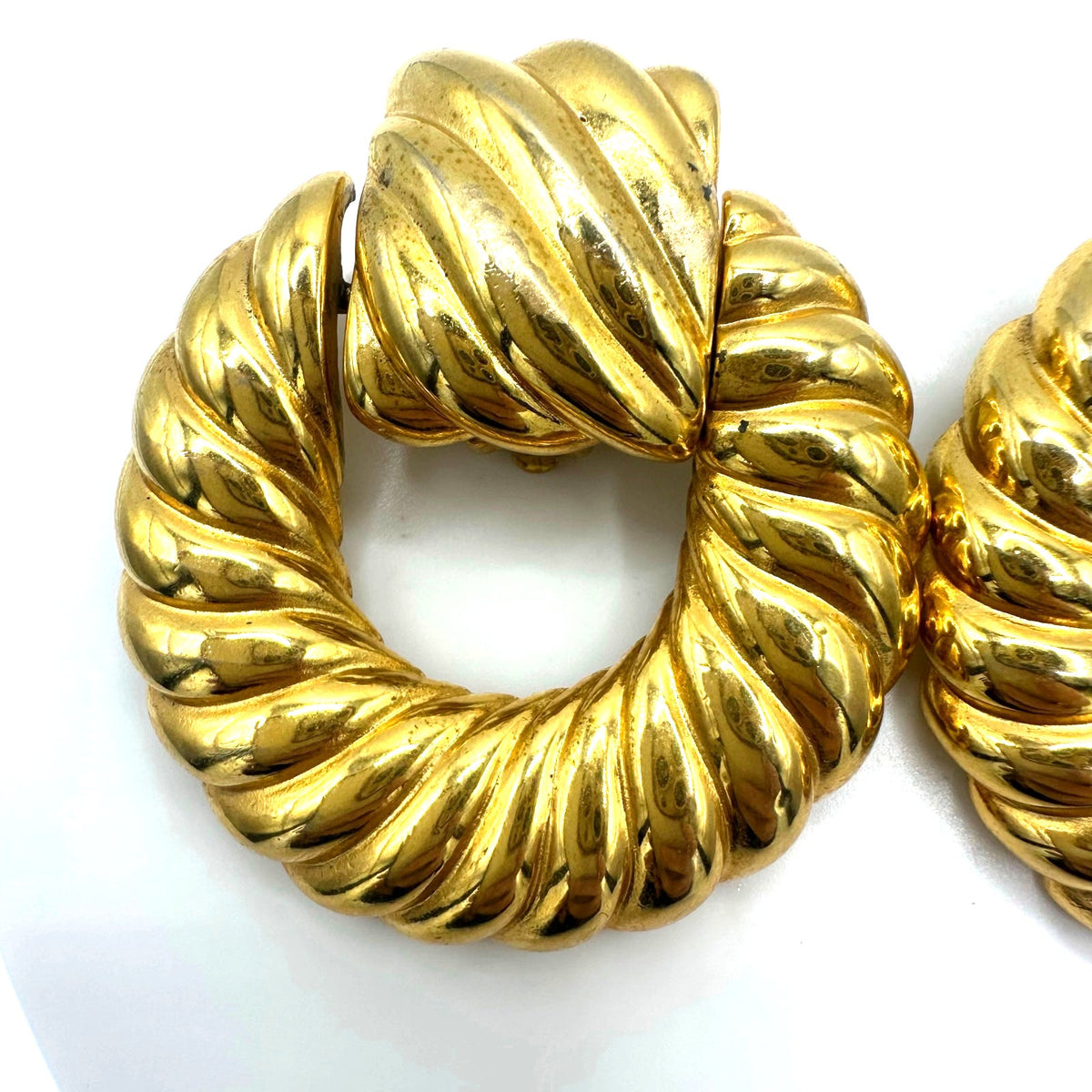 Vintage 1980s 1990s gold tone scalloped door knocker statement clip on earrings