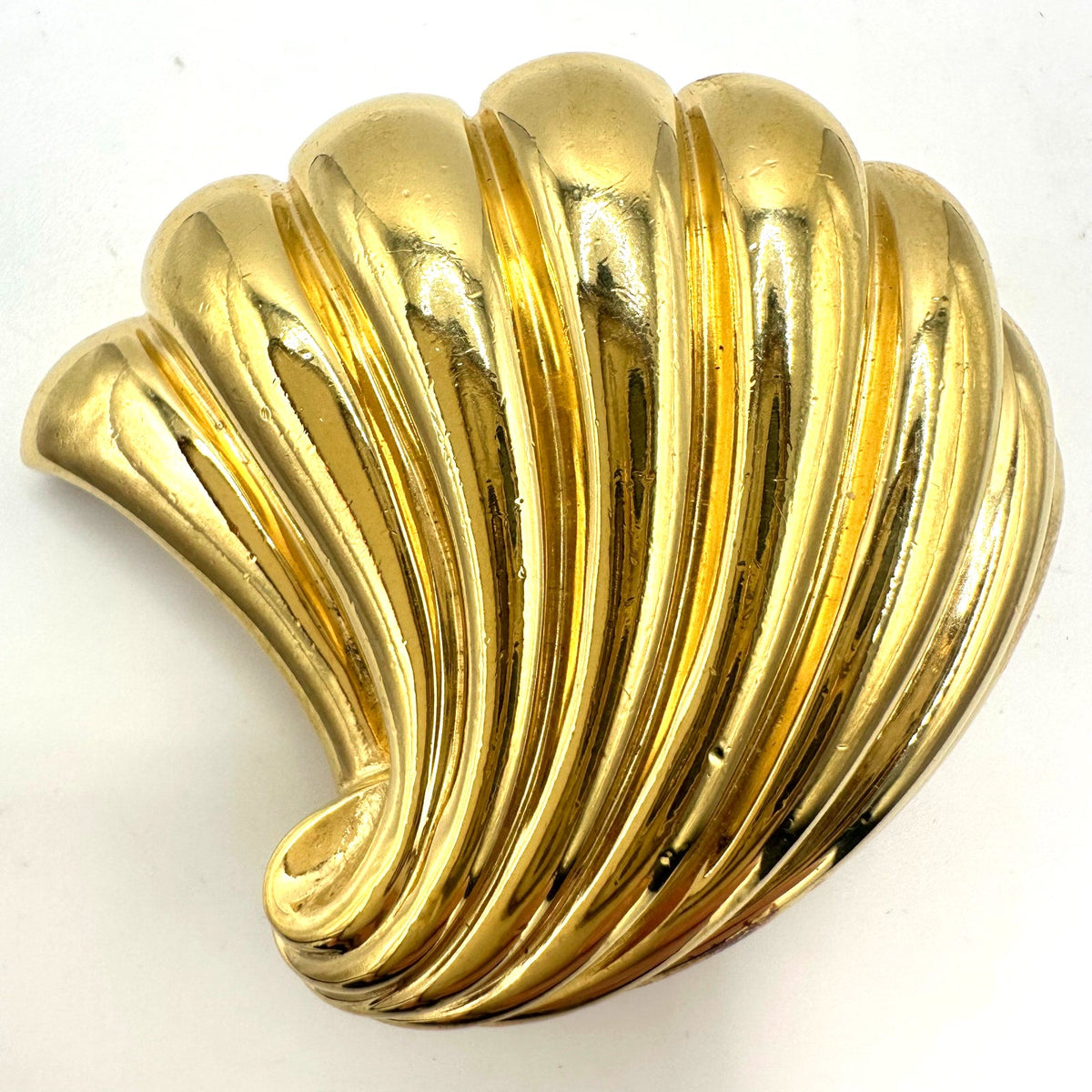 Ciner signed vintage gold tone scalloped abstract shell fan 3D brooch