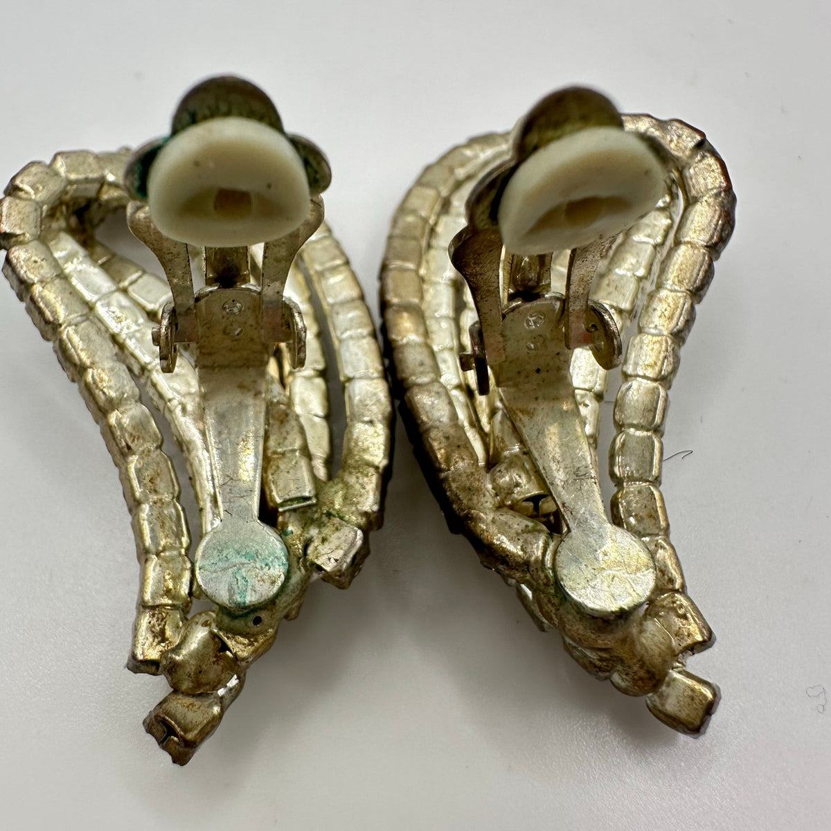 Vintage clear glass rhinestones silver tone 3D paisley clip on earrings