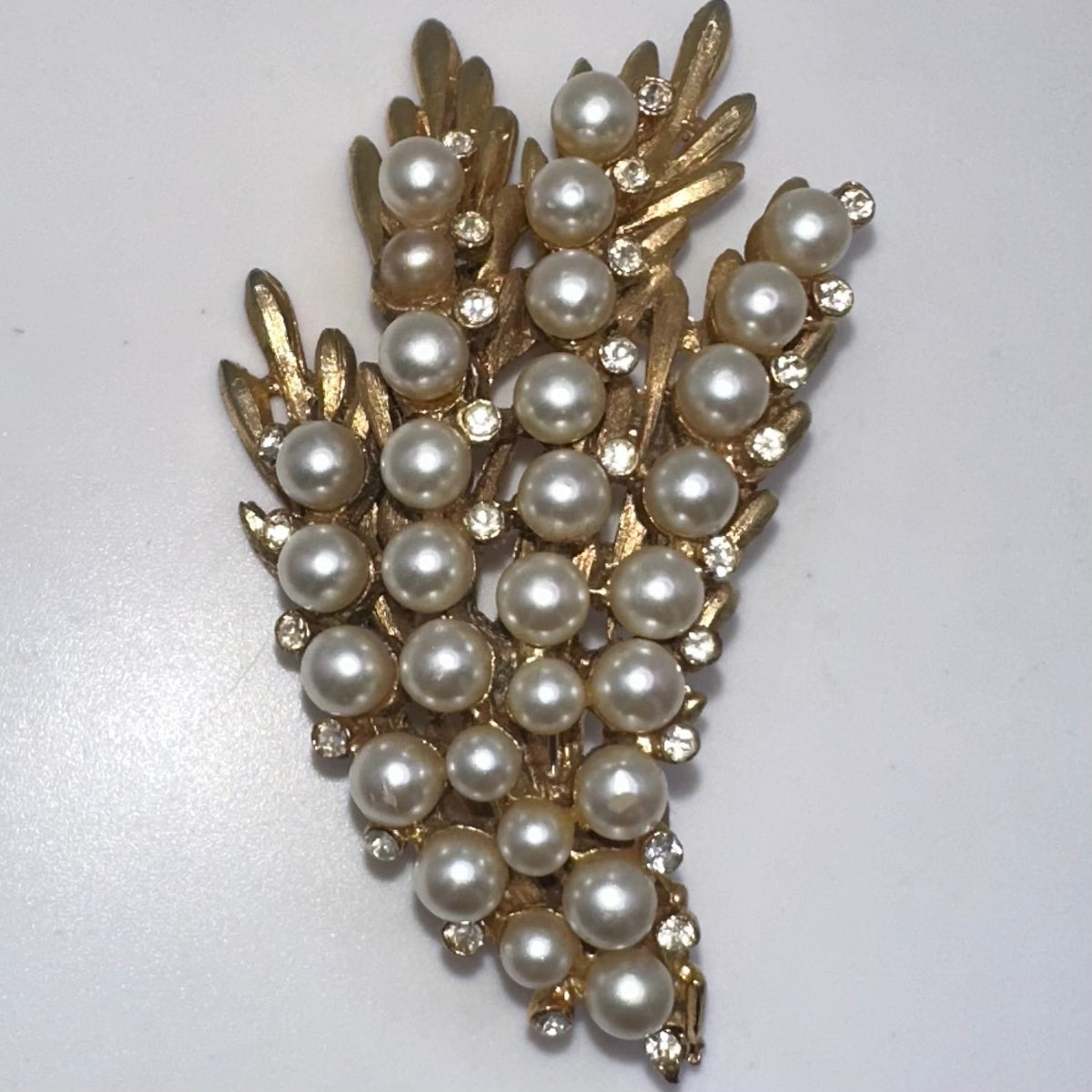 BSK vintage gold tone clear rhinestones faux white pearls beaded leaves brooch
