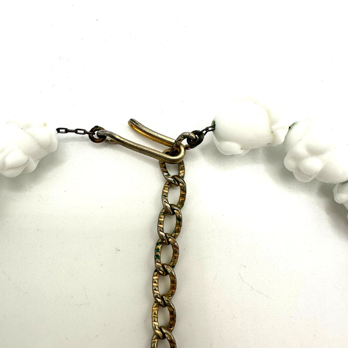 Vintage 1940s white milk art glass blue pink lampwork gold tone beaded necklace