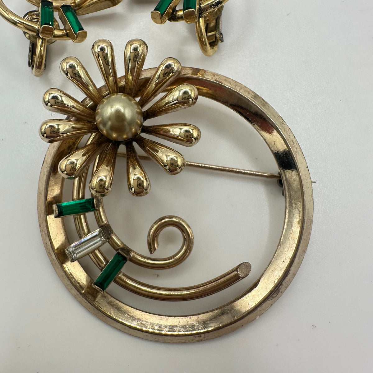 Kreisler vintage 1940s gold plated green rhinestones brooch clip on earrings