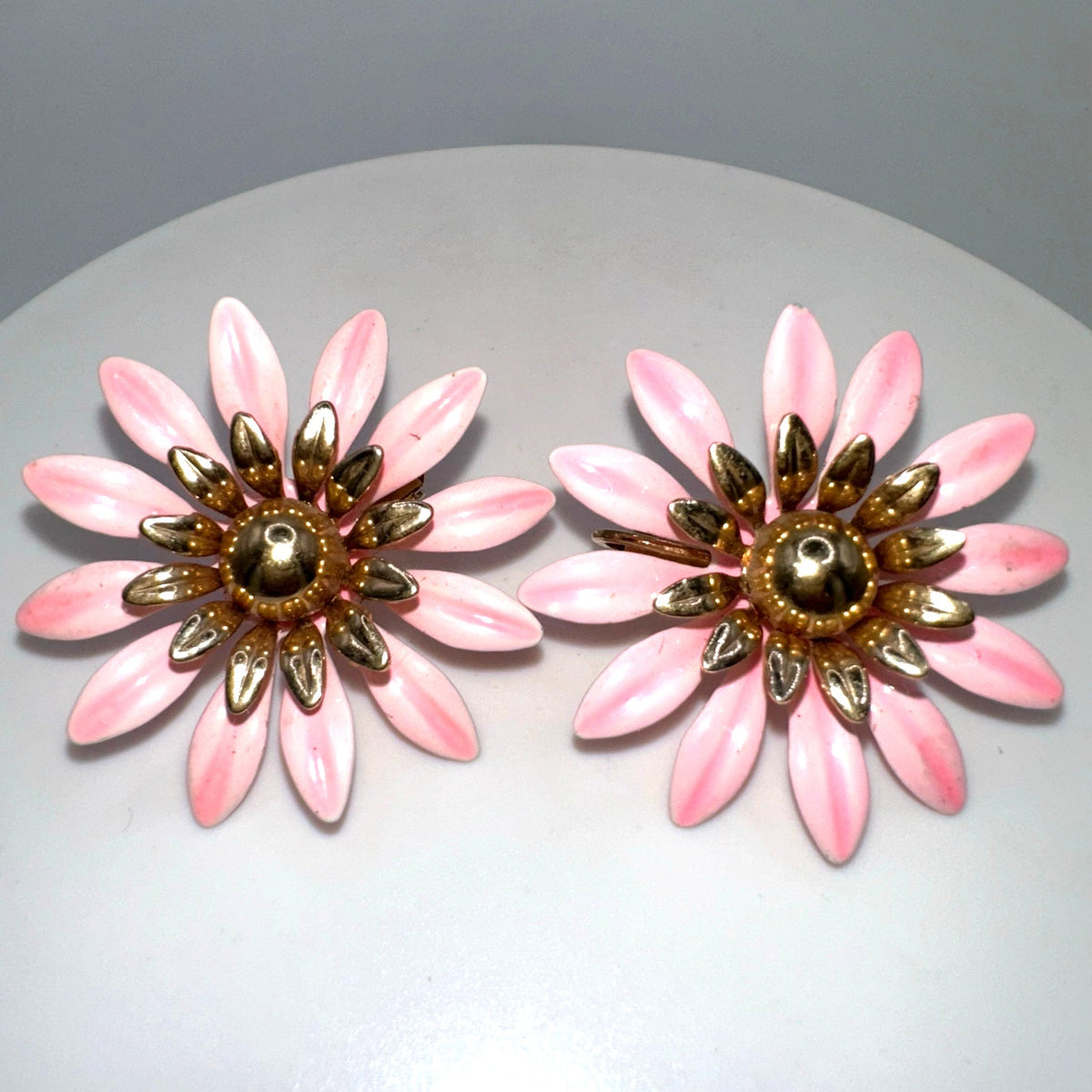 Sarah Coventry vintage gold tone pink enamel flowers floral clip on earrings