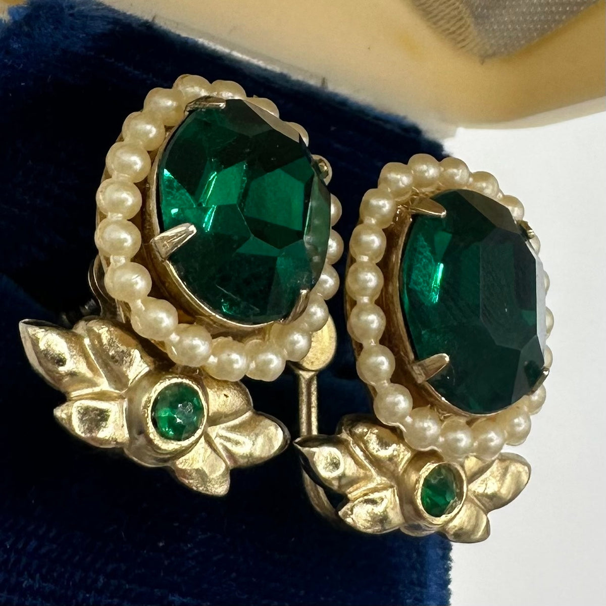 Coro vintage gold tone emerald green rhinestones faux pearls screw back earrings