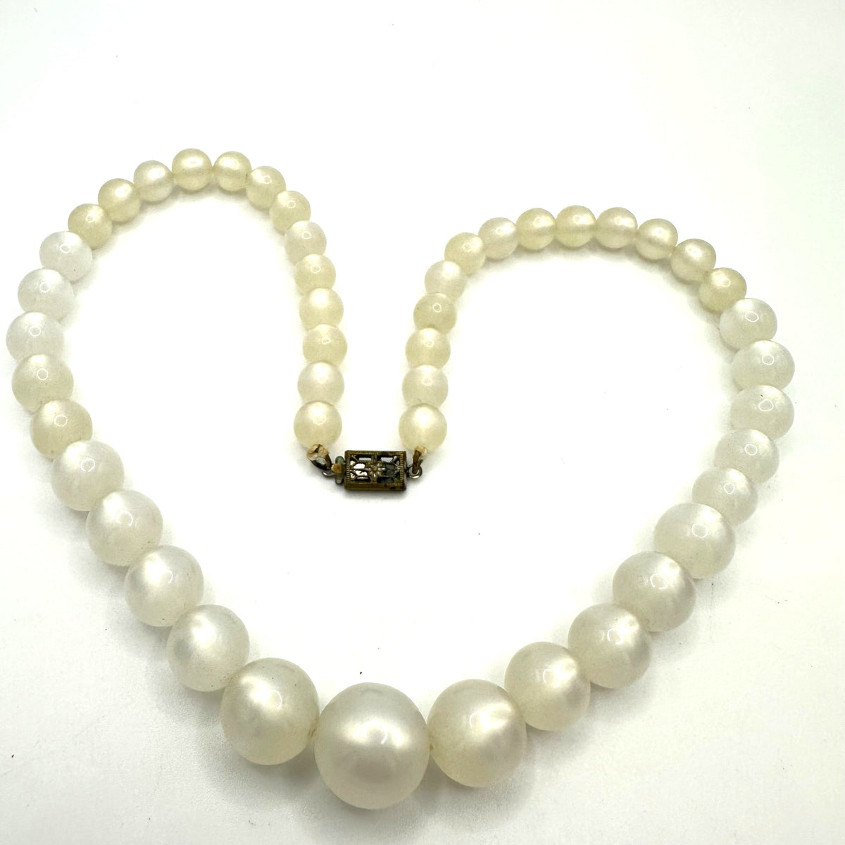 Vintage 1940s pearly white moonglow lucite beads beaded graduated 15" necklace