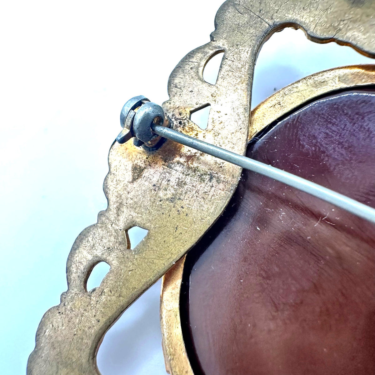 Antique vintage 1930s 1940s molded brown glass cameo gold tone brass brooch