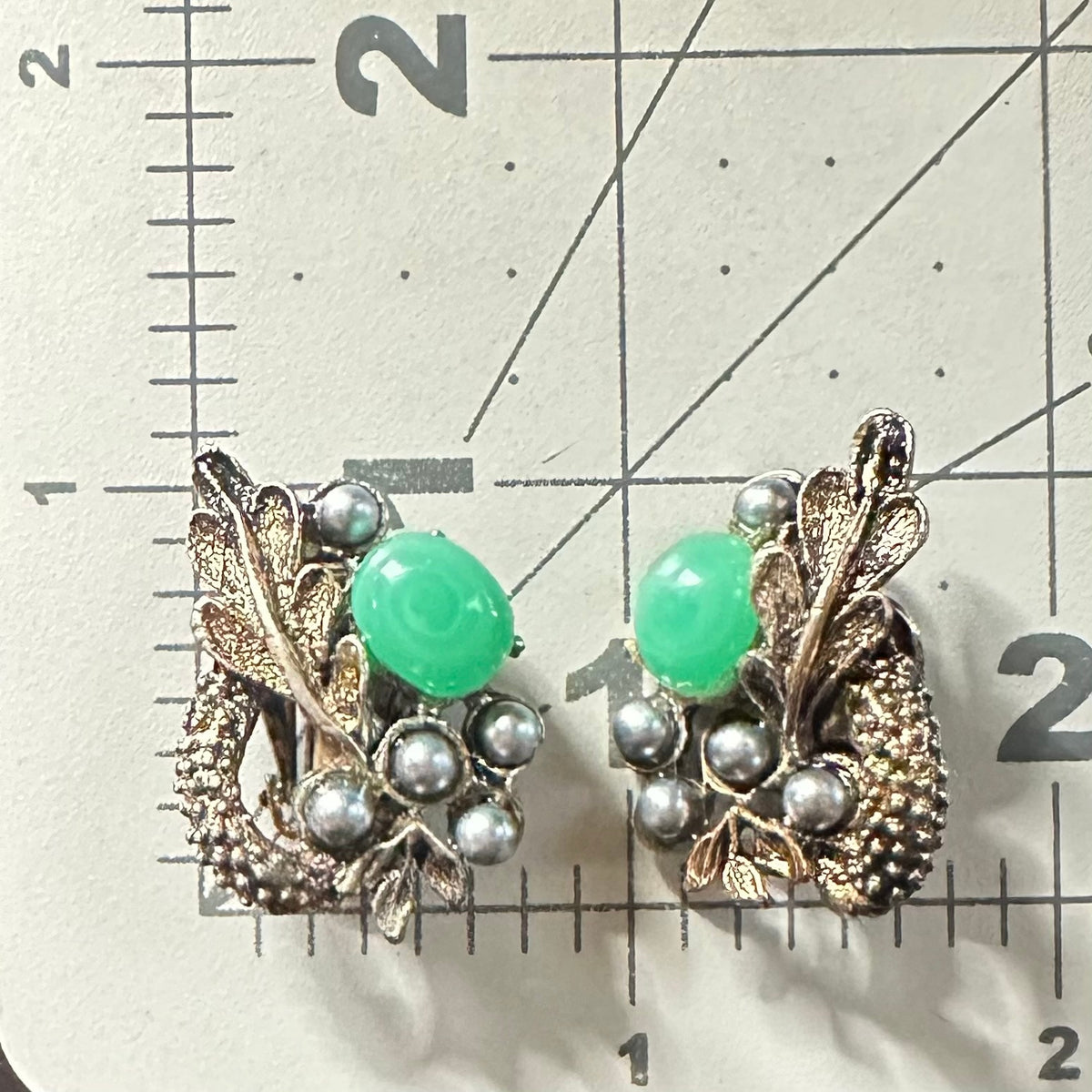 Japan vintage green art glass silver faux pearls beaded clip on earrings