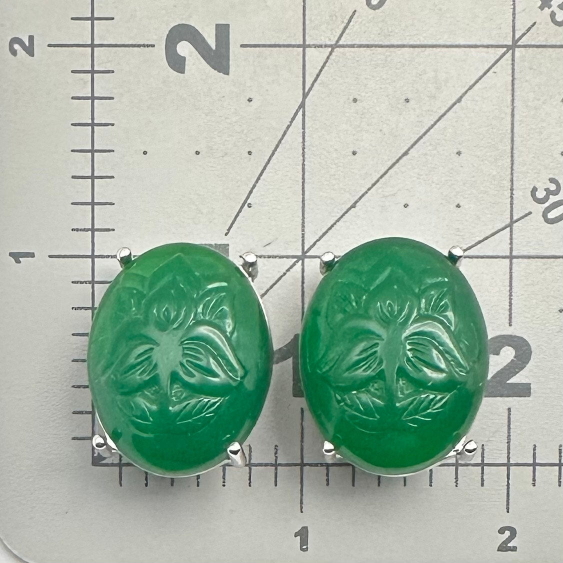 Shakira Caine vintage silver tone emerald green lucite cabochon clip on earrings