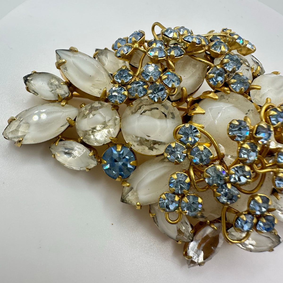 Unsigned 1950s vintage large gold tone blue clear givre glass rhinestones brooch