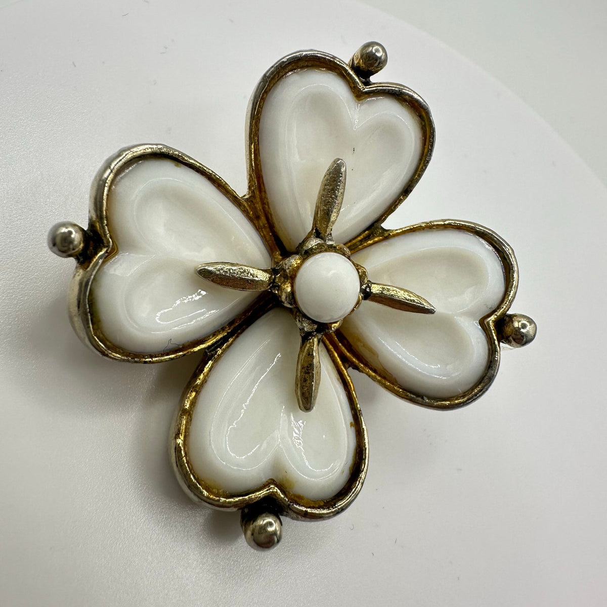 Coro vintage gold tone true gripoix poured white milk glass 4 leaf clover brooch