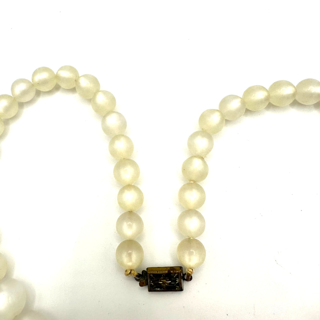 Vintage 1940s pearly white moonglow lucite beads beaded graduated 15" necklace