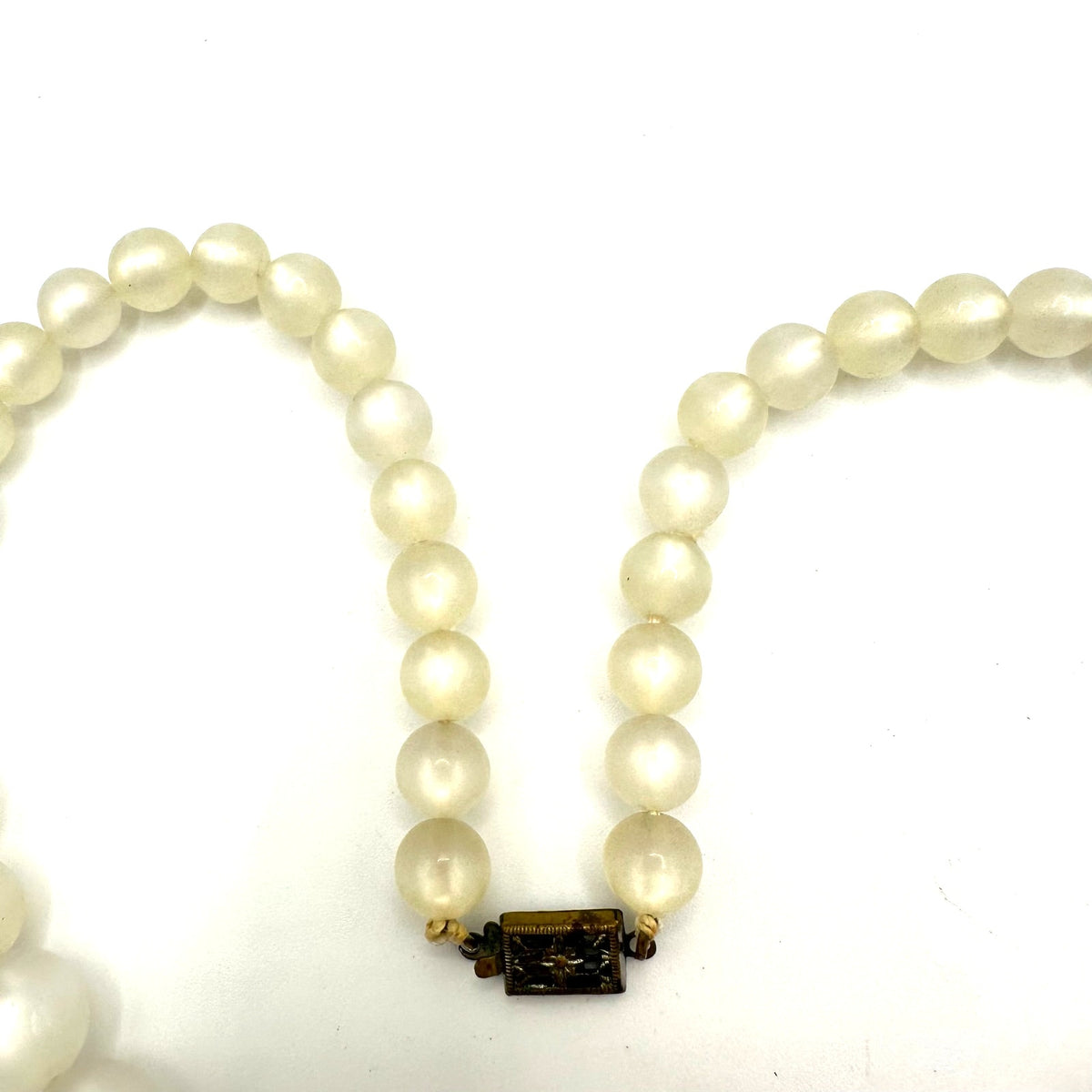 Vintage 1940s pearly white moonglow lucite beads beaded graduated 15" necklace