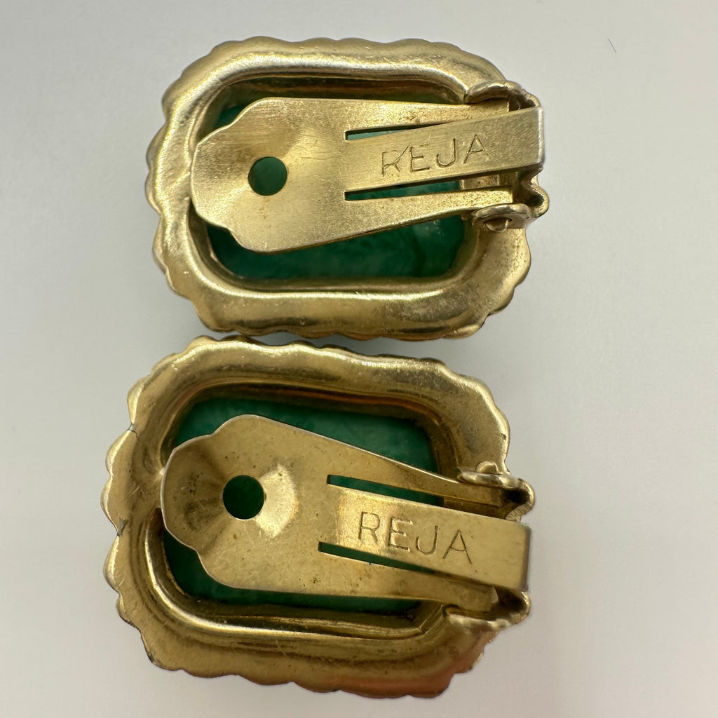 Reja 1940s vintage gold tone green swirled “Peking” art glass clip on earrings