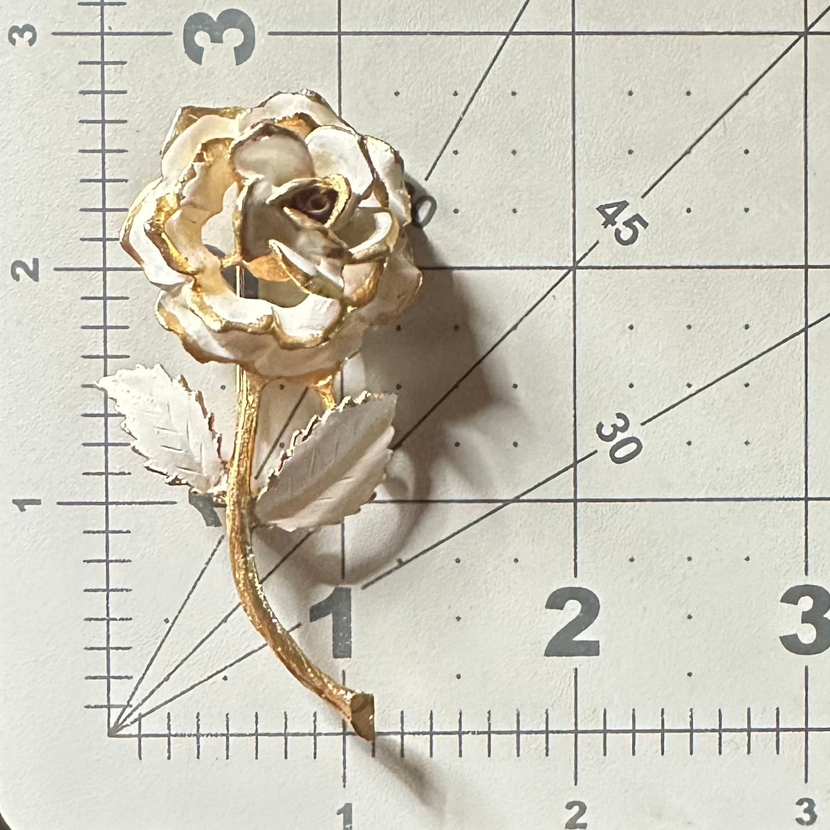 Vintage gold tone white enamel trembler en tremblant rose flower floral brooch